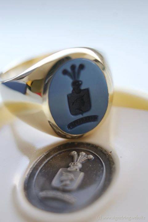 Golden ring stone engraving family zegelringen