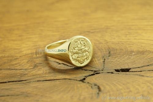 Golden signet ring crest engraved signetring gold rings