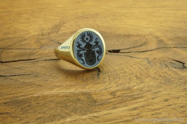 Stone engraving crest signetring gold signet rings